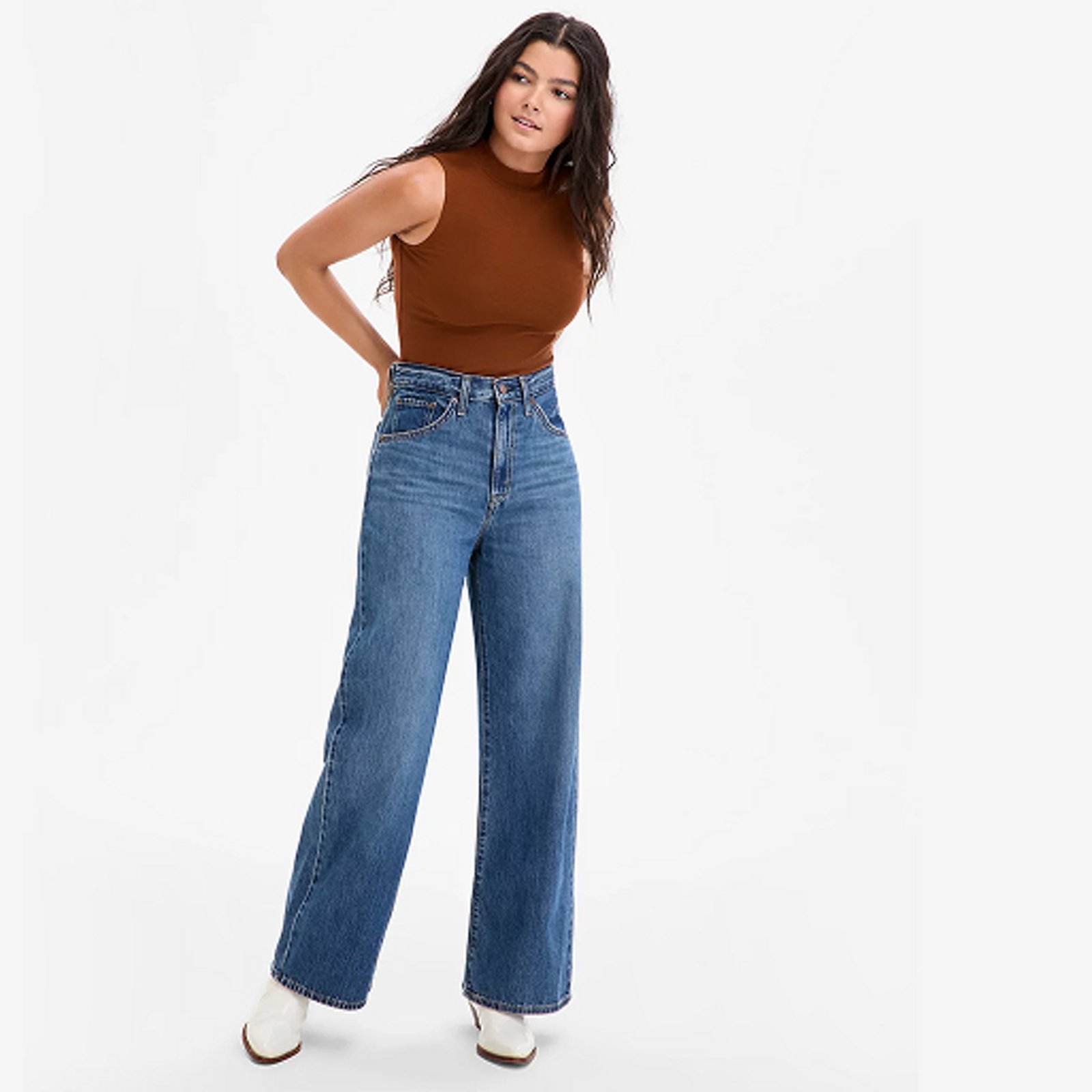 Cinched-waist baggy jeans